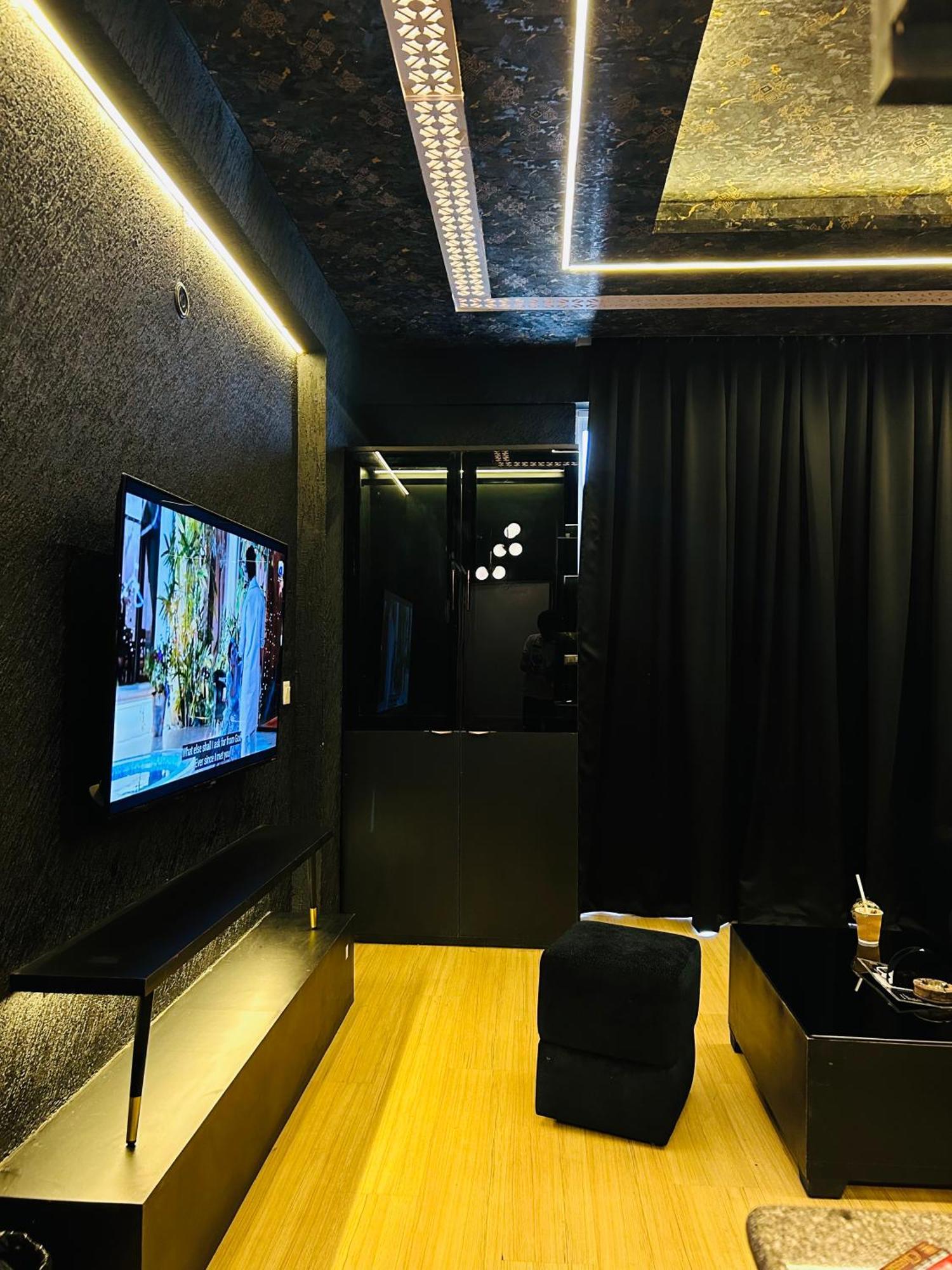 Shades Of Black 2 Hotel Lucknow Exterior foto